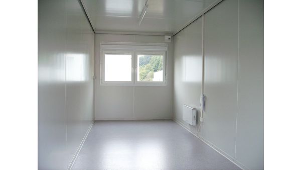 Bürocontainer isoliert, 6055 x 2435 x 2600 mm (L x B x H),  inkl. Elektropaket und Sanitäreinrichtung, 2 Fenster, Lackierung RAL 9002 grau - weiß-Variante 5